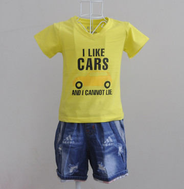 Bán sỉ Kidset áo thun cổ tim màu vàng chanh in chữ I like Car và quần jean short lưng thun