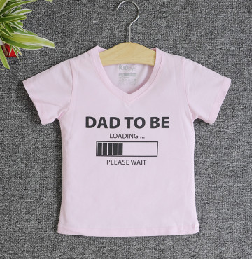 Bán sỉ áo thun trẻ em cổ tim tay ngắn in chữ Dad To Be (Hồng phấn)