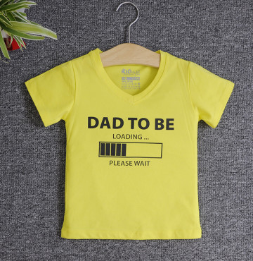 Bán sỉ áo thun trẻ em cổ tim tay ngắn in chữ Dad To Be (Vàng chanh)