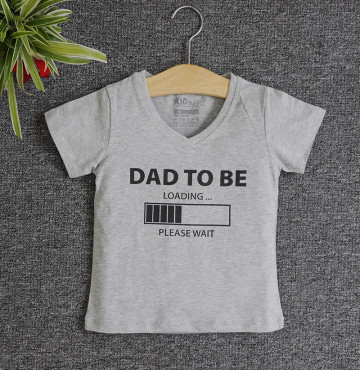 Bỏ sỉ áo thun trẻ em cổ tim tay ngắn in chữ Dad To Be (Xám)