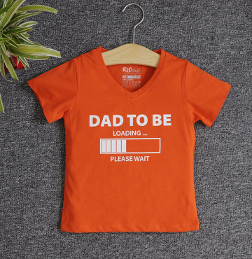 Bán sỉ áo thun trẻ em cổ tim tay ngắn in chữ Dad To Be (Cam cà rốt)